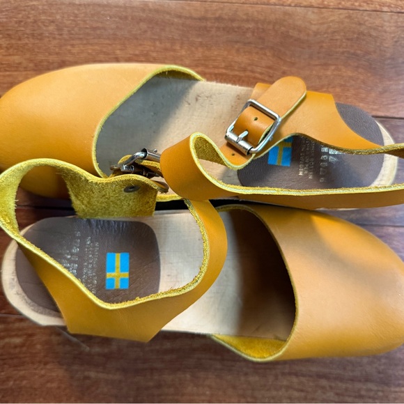MIA 🇸🇪 Freja Clogs in Mustard - Picture 2 of 5